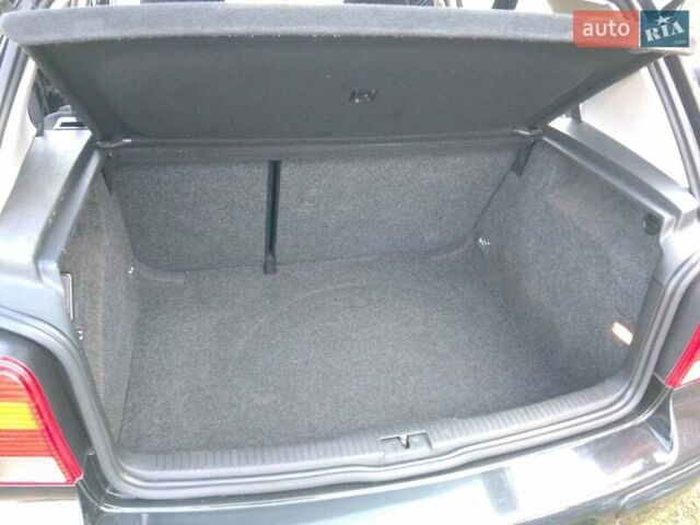 Черный Фольксваген Гольф, объемом двигателя 1.6 л и пробегом 210 тыс. км за 4300 $, фото 19 на Automoto.ua