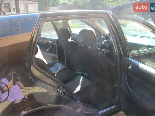 Черный Фольксваген Гольф, объемом двигателя 1.6 л и пробегом 240 тыс. км за 6000 $, фото 5 на Automoto.ua