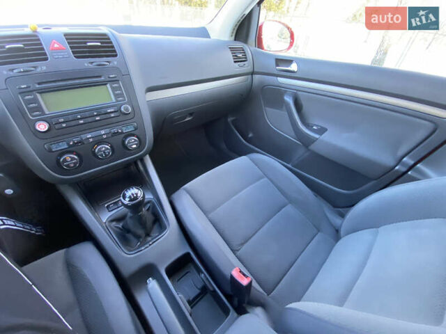 Черный Фольксваген Гольф, объемом двигателя 1.6 л и пробегом 231 тыс. км за 5150 $, фото 25 на Automoto.ua