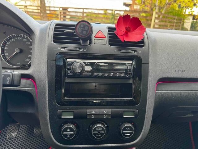 Черный Фольксваген Гольф, объемом двигателя 1.4 л и пробегом 214 тыс. км за 5490 $, фото 14 на Automoto.ua