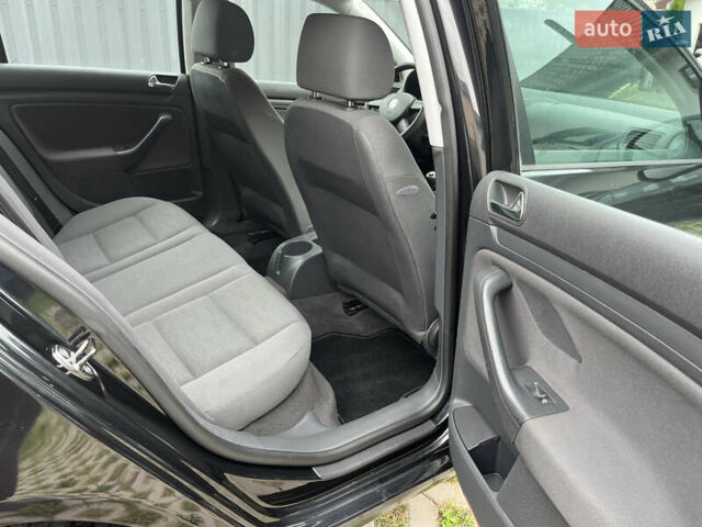 Черный Фольксваген Гольф, объемом двигателя 1.6 л и пробегом 211 тыс. км за 5400 $, фото 25 на Automoto.ua