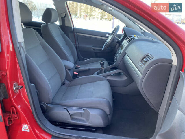 Черный Фольксваген Гольф, объемом двигателя 1.6 л и пробегом 231 тыс. км за 5150 $, фото 26 на Automoto.ua