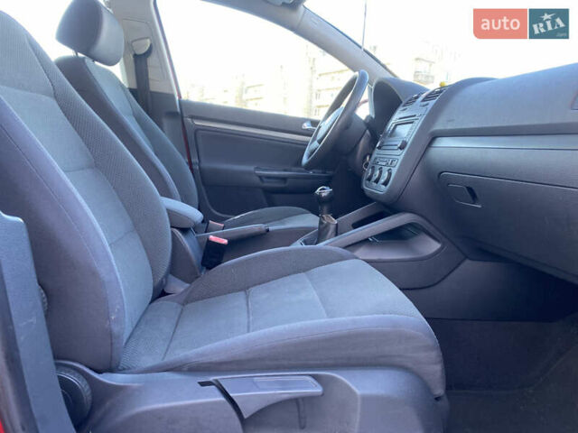 Черный Фольксваген Гольф, объемом двигателя 1.6 л и пробегом 231 тыс. км за 5150 $, фото 27 на Automoto.ua