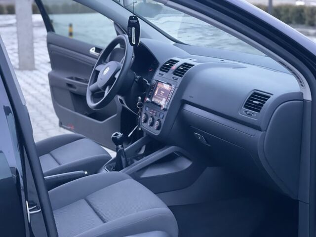 Черный Фольксваген Гольф, объемом двигателя 1.4 л и пробегом 234 тыс. км за 5400 $, фото 17 на Automoto.ua