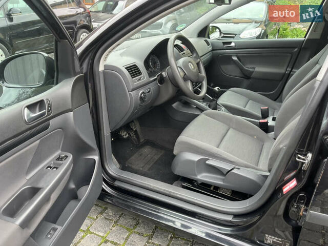 Черный Фольксваген Гольф, объемом двигателя 1.6 л и пробегом 211 тыс. км за 5400 $, фото 20 на Automoto.ua