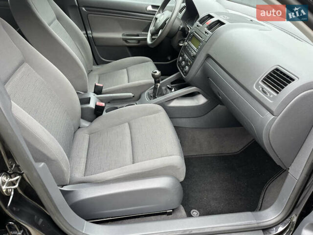 Черный Фольксваген Гольф, объемом двигателя 1.6 л и пробегом 211 тыс. км за 5400 $, фото 27 на Automoto.ua