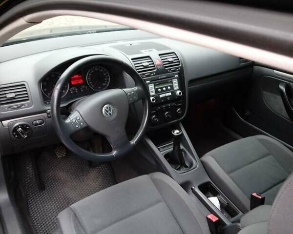 Черный Фольксваген Гольф, объемом двигателя 1.6 л и пробегом 246 тыс. км за 4900 $, фото 5 на Automoto.ua