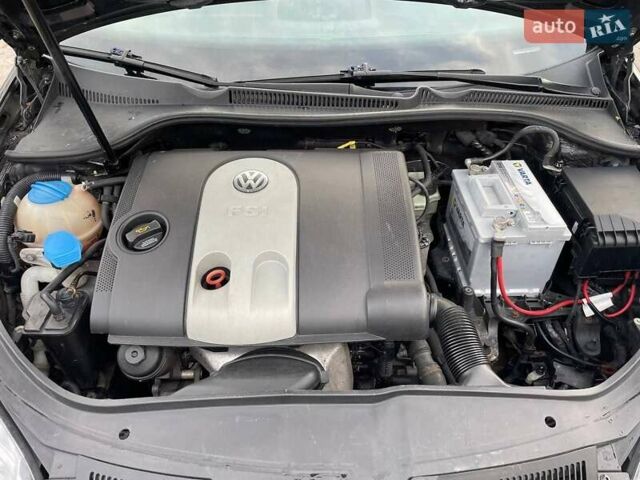Черный Фольксваген Гольф, объемом двигателя 1.6 л и пробегом 266 тыс. км за 4555 $, фото 17 на Automoto.ua