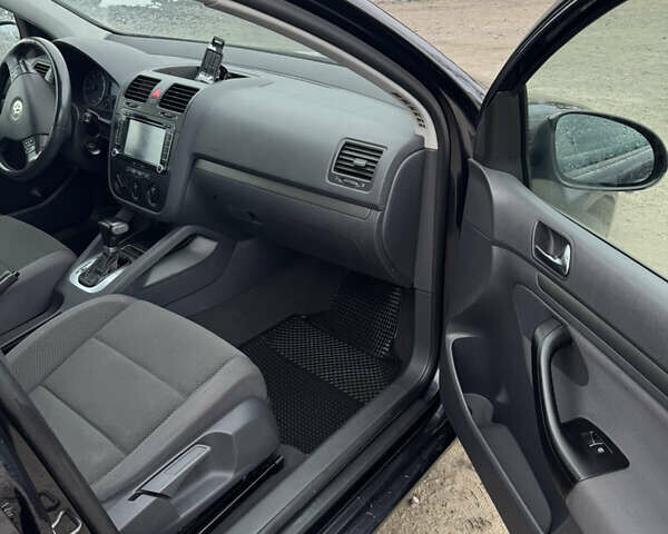 Черный Фольксваген Гольф, объемом двигателя 1.6 л и пробегом 200 тыс. км за 5600 $, фото 10 на Automoto.ua