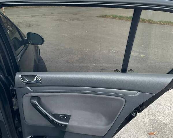 Черный Фольксваген Гольф, объемом двигателя 1.6 л и пробегом 266 тыс. км за 4555 $, фото 9 на Automoto.ua