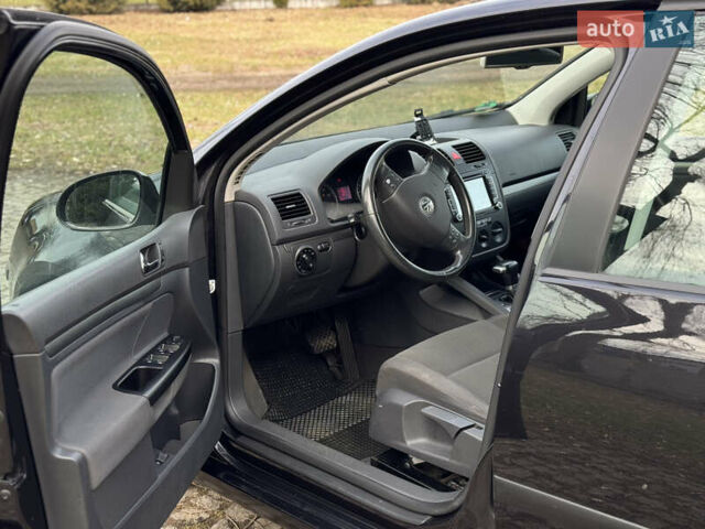 Черный Фольксваген Гольф, объемом двигателя 1.6 л и пробегом 200 тыс. км за 5200 $, фото 49 на Automoto.ua