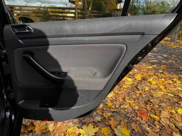 Черный Фольксваген Гольф, объемом двигателя 1.4 л и пробегом 214 тыс. км за 5490 $, фото 22 на Automoto.ua