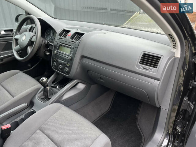 Черный Фольксваген Гольф, объемом двигателя 1.6 л и пробегом 211 тыс. км за 5400 $, фото 28 на Automoto.ua