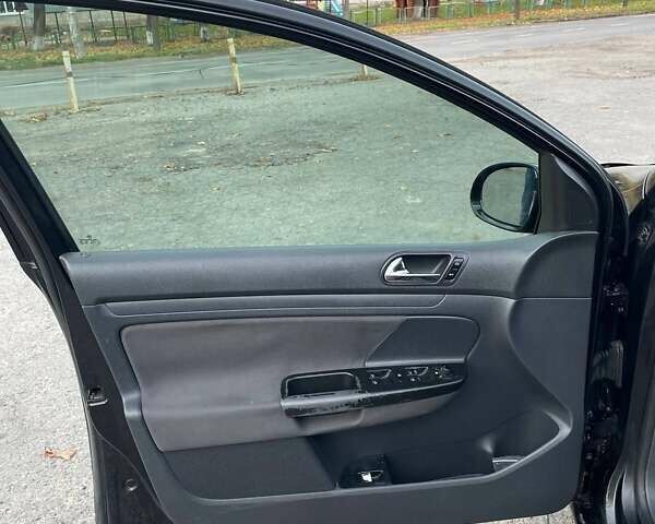 Черный Фольксваген Гольф, объемом двигателя 1.6 л и пробегом 266 тыс. км за 4555 $, фото 6 на Automoto.ua