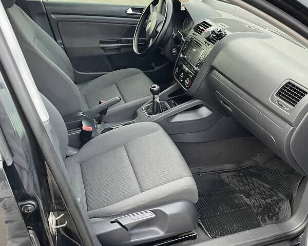 Черный Фольксваген Гольф, объемом двигателя 1.6 л и пробегом 266 тыс. км за 4555 $, фото 14 на Automoto.ua