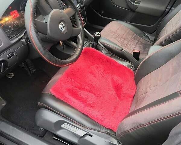 Черный Фольксваген Гольф, объемом двигателя 1.6 л и пробегом 200 тыс. км за 4600 $, фото 4 на Automoto.ua