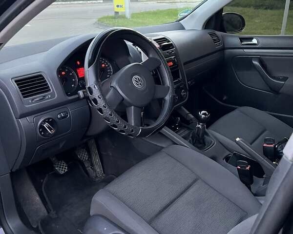 Черный Фольксваген Гольф, объемом двигателя 1.6 л и пробегом 226 тыс. км за 5200 $, фото 1 на Automoto.ua