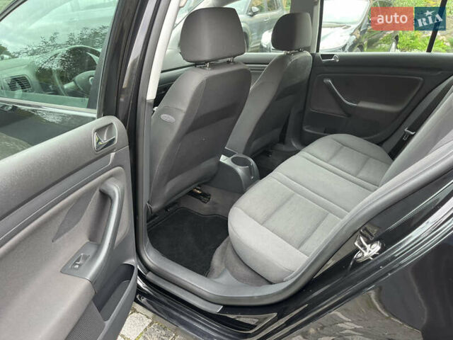 Черный Фольксваген Гольф, объемом двигателя 1.6 л и пробегом 211 тыс. км за 5400 $, фото 23 на Automoto.ua