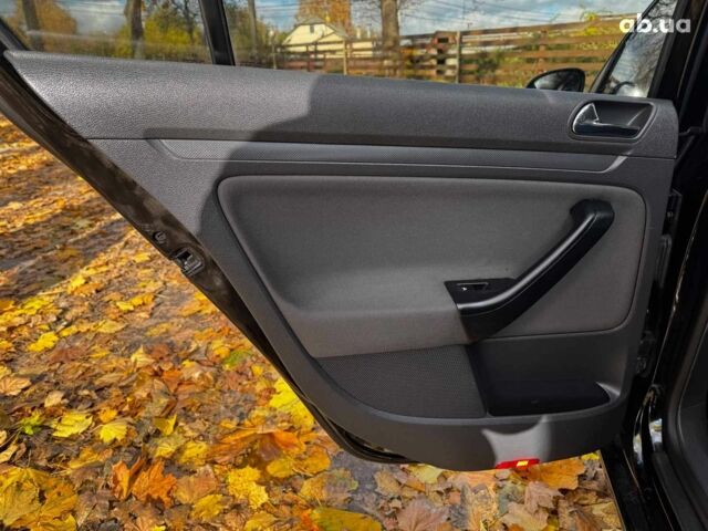 Черный Фольксваген Гольф, объемом двигателя 1.4 л и пробегом 214 тыс. км за 5490 $, фото 20 на Automoto.ua