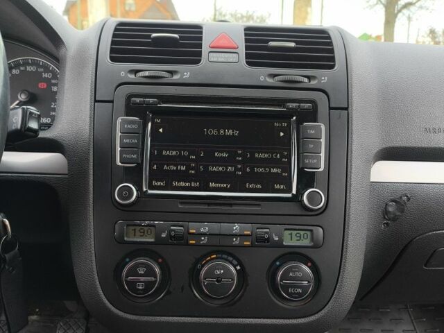 Черный Фольксваген Гольф, объемом двигателя 1.6 л и пробегом 309 тыс. км за 5300 $, фото 5 на Automoto.ua