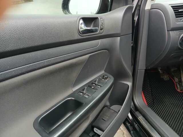 Черный Фольксваген Гольф, объемом двигателя 1.4 л и пробегом 290 тыс. км за 4500 $, фото 13 на Automoto.ua