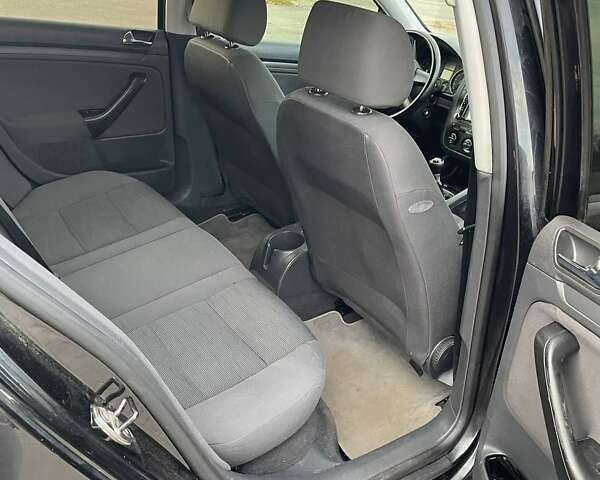 Черный Фольксваген Гольф, объемом двигателя 1.6 л и пробегом 266 тыс. км за 4555 $, фото 11 на Automoto.ua