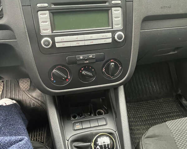 Черный Фольксваген Гольф, объемом двигателя 1.39 л и пробегом 252 тыс. км за 4200 $, фото 4 на Automoto.ua