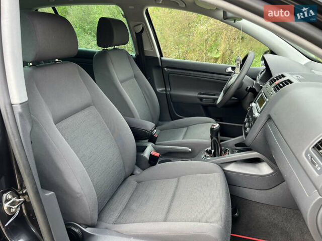 Черный Фольксваген Гольф, объемом двигателя 1.4 л и пробегом 175 тыс. км за 4900 $, фото 30 на Automoto.ua