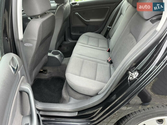 Черный Фольксваген Гольф, объемом двигателя 1.6 л и пробегом 211 тыс. км за 5400 $, фото 24 на Automoto.ua