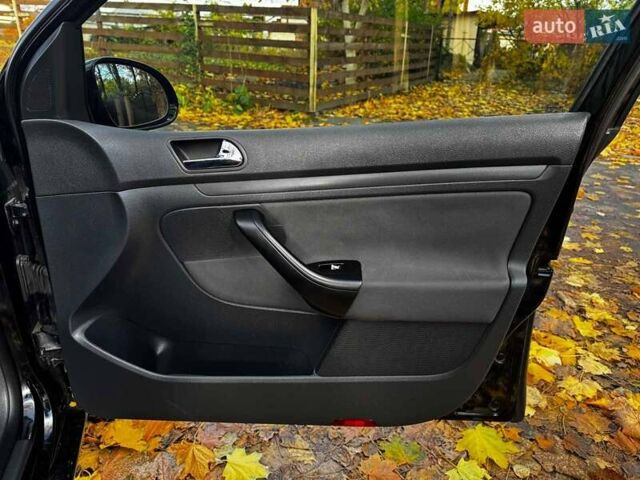 Черный Фольксваген Гольф, объемом двигателя 1.4 л и пробегом 214 тыс. км за 5490 $, фото 24 на Automoto.ua