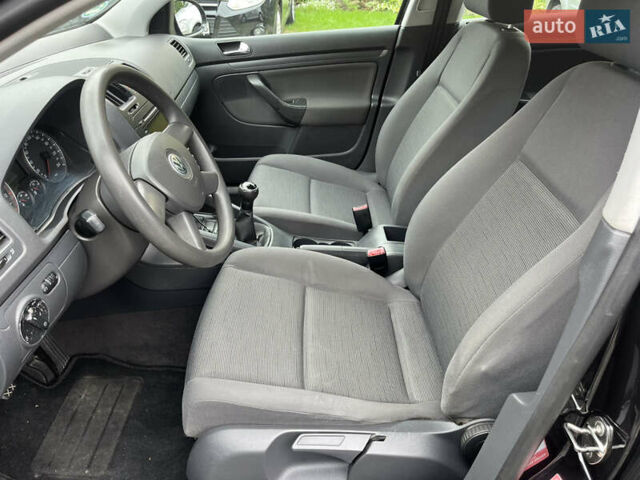 Черный Фольксваген Гольф, объемом двигателя 1.6 л и пробегом 211 тыс. км за 5400 $, фото 22 на Automoto.ua