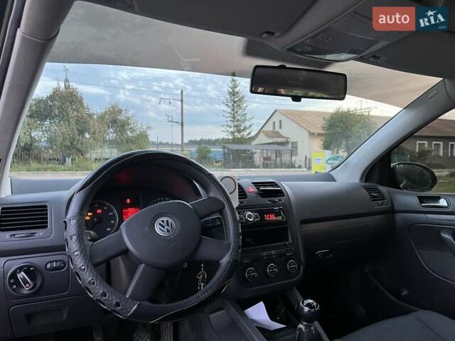 Черный Фольксваген Гольф, объемом двигателя 1.6 л и пробегом 226 тыс. км за 5200 $, фото 6 на Automoto.ua