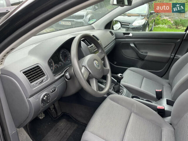 Черный Фольксваген Гольф, объемом двигателя 1.6 л и пробегом 211 тыс. км за 5400 $, фото 21 на Automoto.ua