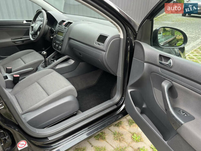 Черный Фольксваген Гольф, объемом двигателя 1.6 л и пробегом 211 тыс. км за 5400 $, фото 26 на Automoto.ua