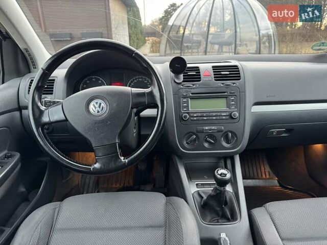 Черный Фольксваген Гольф, объемом двигателя 1.6 л и пробегом 227 тыс. км за 5300 $, фото 17 на Automoto.ua