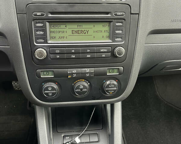 Черный Фольксваген Гольф, объемом двигателя 1.6 л и пробегом 211 тыс. км за 5400 $, фото 36 на Automoto.ua