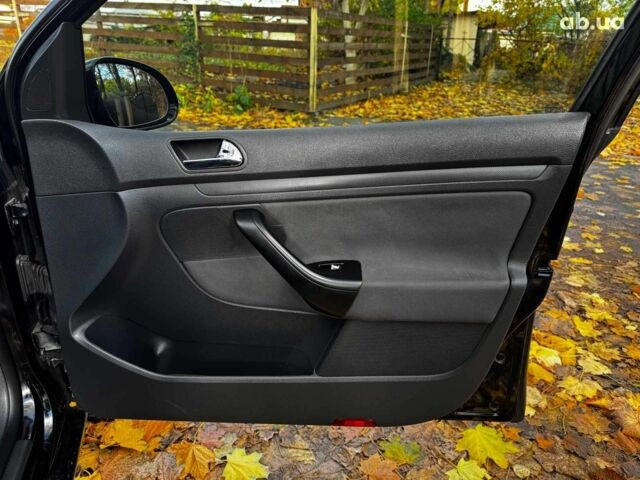 Черный Фольксваген Гольф, объемом двигателя 1.4 л и пробегом 214 тыс. км за 5490 $, фото 24 на Automoto.ua