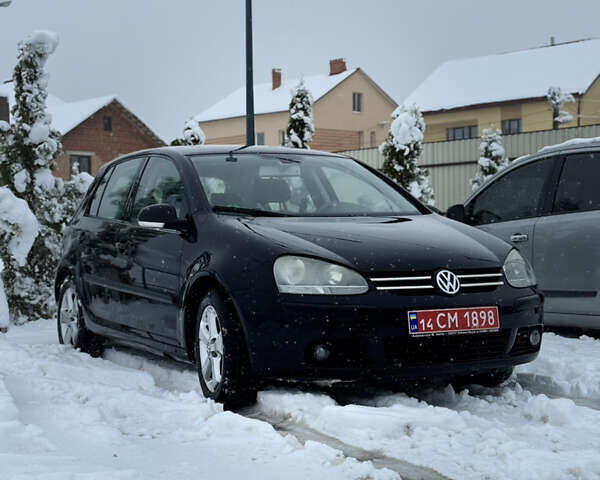 Черный Фольксваген Гольф, объемом двигателя 1.6 л и пробегом 200 тыс. км за 5600 $, фото 1 на Automoto.ua