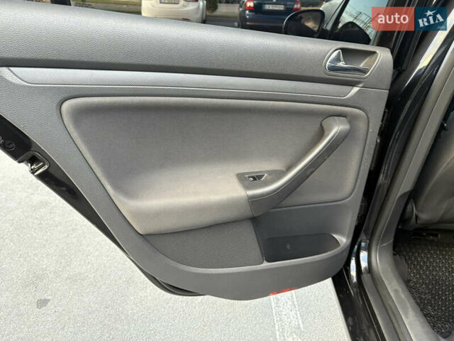 Черный Фольксваген Гольф, объемом двигателя 1.6 л и пробегом 216 тыс. км за 6100 $, фото 24 на Automoto.ua