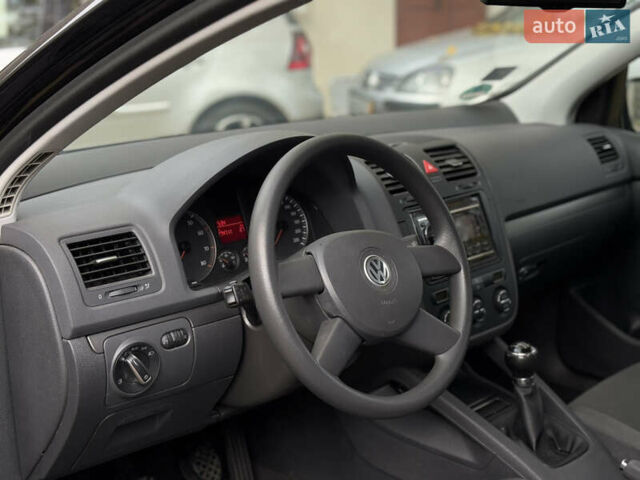 Черный Фольксваген Гольф, объемом двигателя 1.4 л и пробегом 270 тыс. км за 5049 $, фото 12 на Automoto.ua