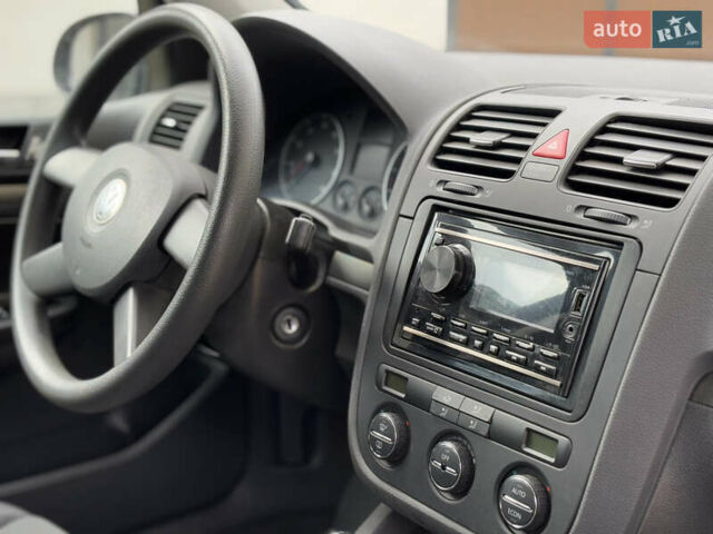 Черный Фольксваген Гольф, объемом двигателя 1.4 л и пробегом 270 тыс. км за 5049 $, фото 14 на Automoto.ua