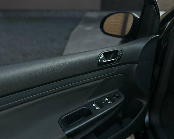 Черный Фольксваген Гольф, объемом двигателя 1.4 л и пробегом 266 тыс. км за 4800 $, фото 21 на Automoto.ua