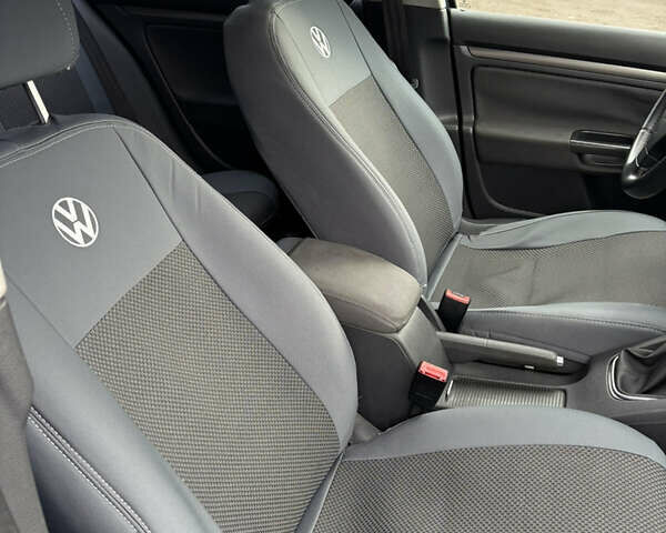 Черный Фольксваген Гольф, объемом двигателя 1.6 л и пробегом 243 тыс. км за 5000 $, фото 6 на Automoto.ua