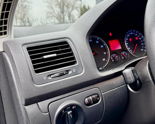 Черный Фольксваген Гольф, объемом двигателя 1.6 л и пробегом 273 тыс. км за 4750 $, фото 11 на Automoto.ua