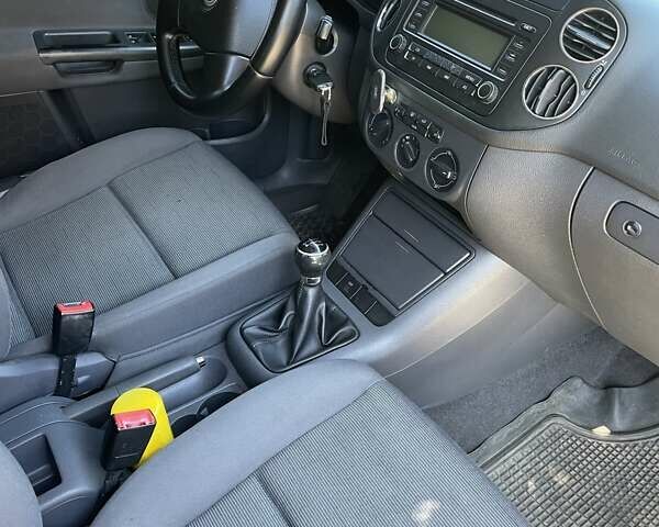 Черный Фольксваген Гольф, объемом двигателя 1.39 л и пробегом 203 тыс. км за 4600 $, фото 2 на Automoto.ua