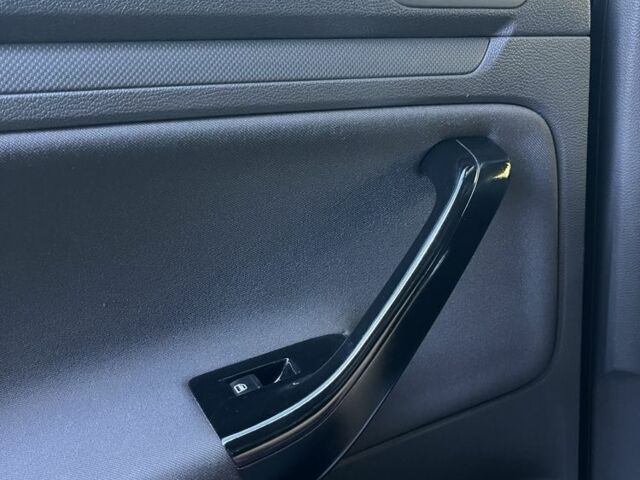 Черный Фольксваген Гольф, объемом двигателя 1.6 л и пробегом 211 тыс. км за 5400 $, фото 11 на Automoto.ua