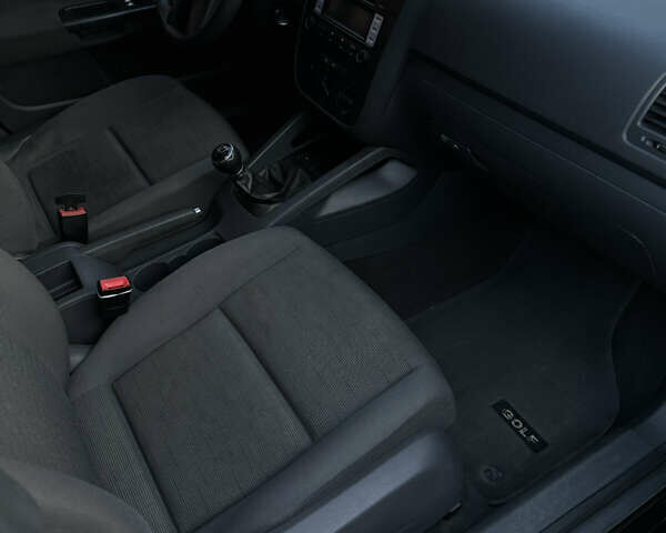 Черный Фольксваген Гольф, объемом двигателя 1.4 л и пробегом 266 тыс. км за 4800 $, фото 14 на Automoto.ua