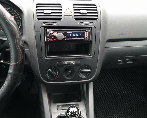 Черный Фольксваген Гольф, объемом двигателя 1.6 л и пробегом 260 тыс. км за 4900 $, фото 12 на Automoto.ua