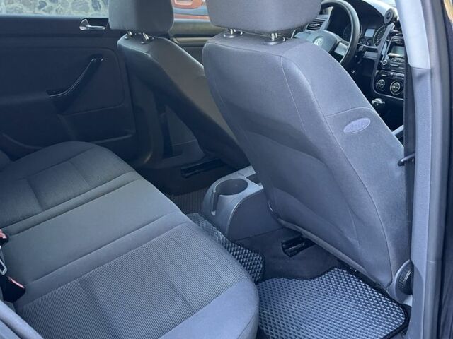 Черный Фольксваген Гольф, объемом двигателя 1.6 л и пробегом 211 тыс. км за 5400 $, фото 9 на Automoto.ua