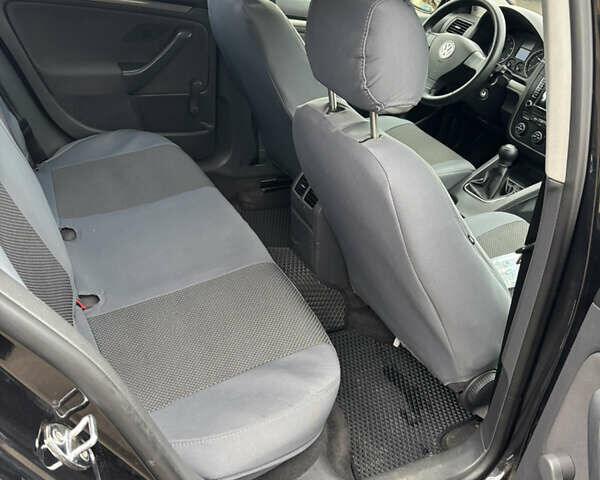 Черный Фольксваген Гольф, объемом двигателя 1.6 л и пробегом 243 тыс. км за 5000 $, фото 7 на Automoto.ua